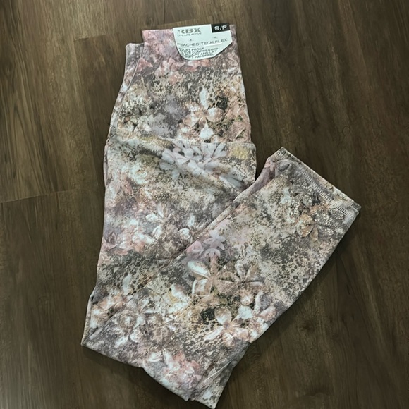 Women’s Reebok, peached tech, flex, yoga pants - Picture 1 of 5